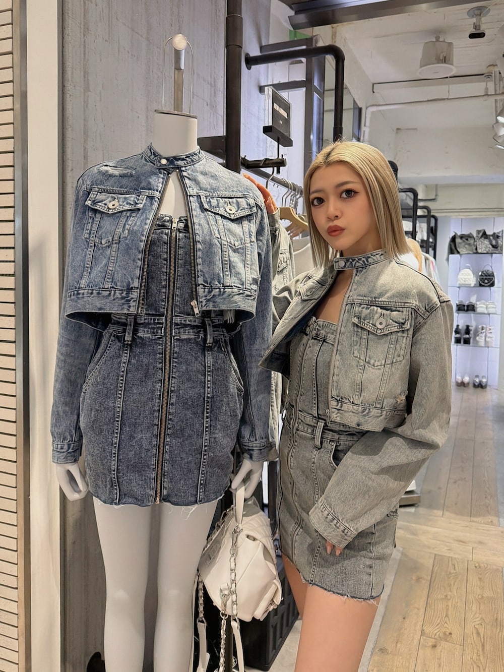 ブルー系のワンピース、ブルー系のデニムジャケットを着用したレディースの春コーディネートの2枚目の写真