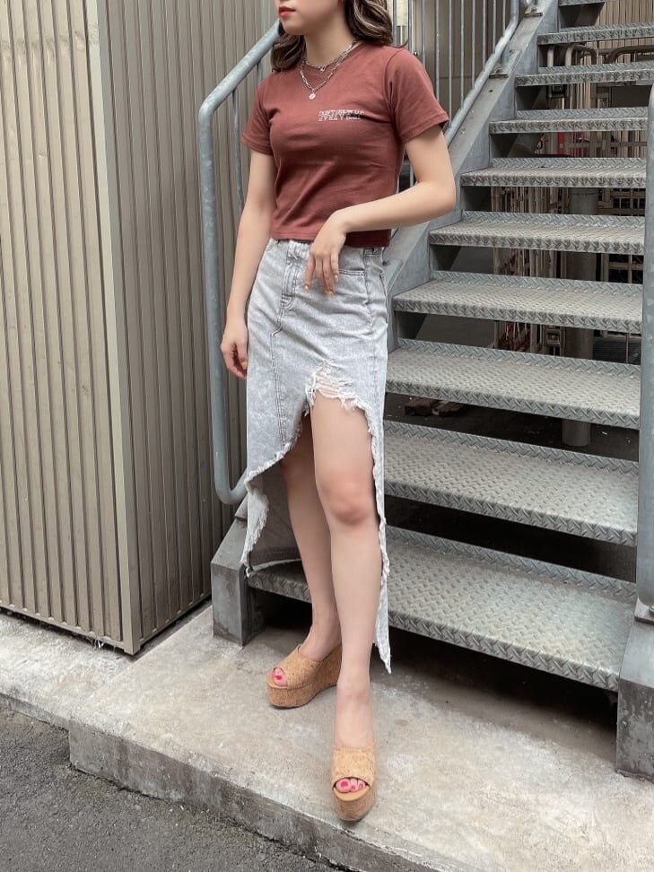 ベージュ系のサンダル、ブラウン系のTシャツ/カットソー、グレー系のデニムスカートを着用したレディースの夏コーディネートの4枚目の写真