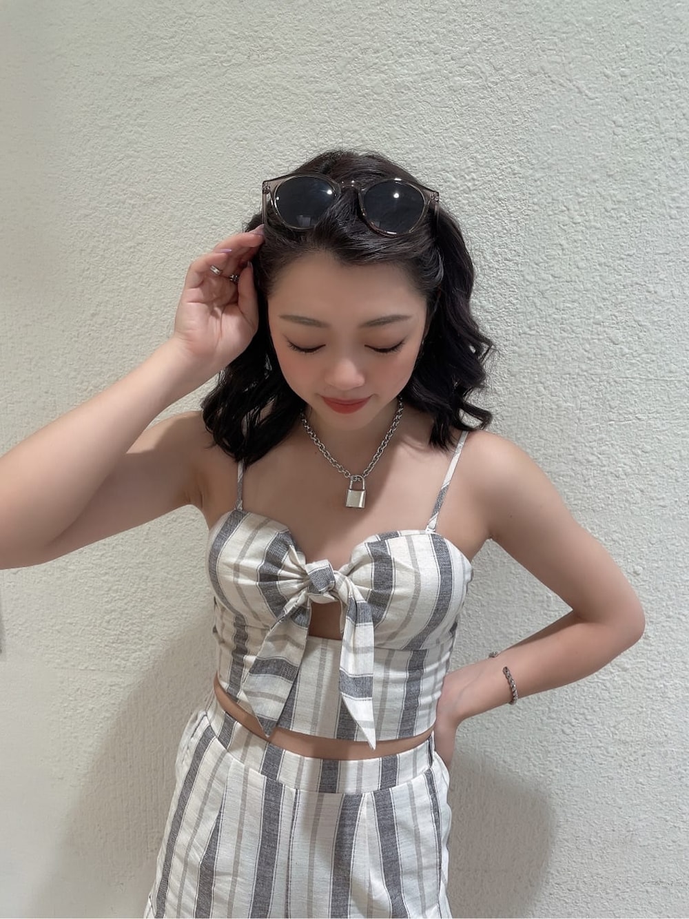 ブラウン系のサンダル、その他のシャツ/ブラウス、その他のその他パンツを着用したレディースの夏コーディネートの5枚目の写真