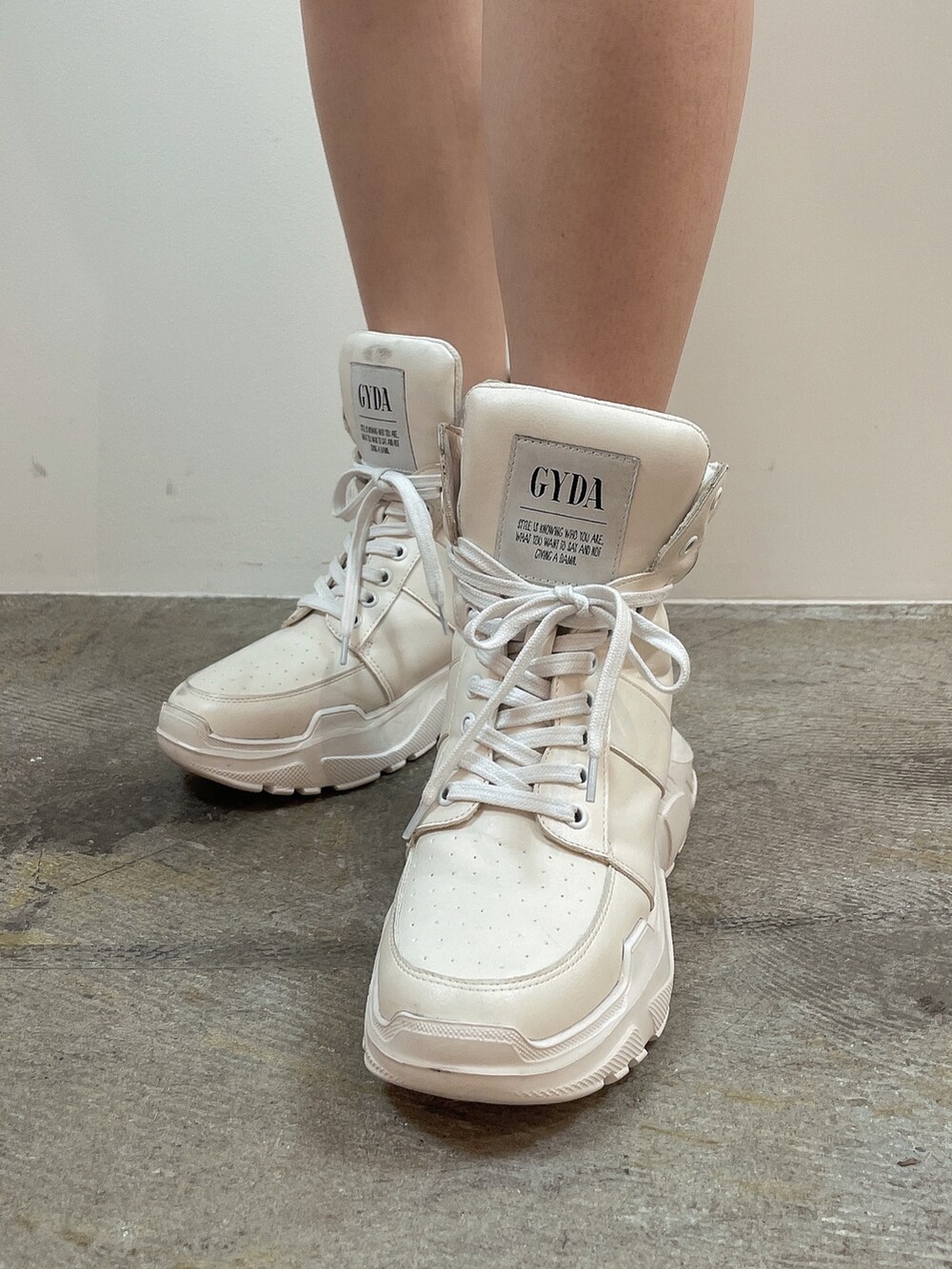 グレー系のパーカー、グレー系のスウェットパンツ、ホワイト系のスニーカーを着用したレディースの夏コーディネートの7枚目の写真