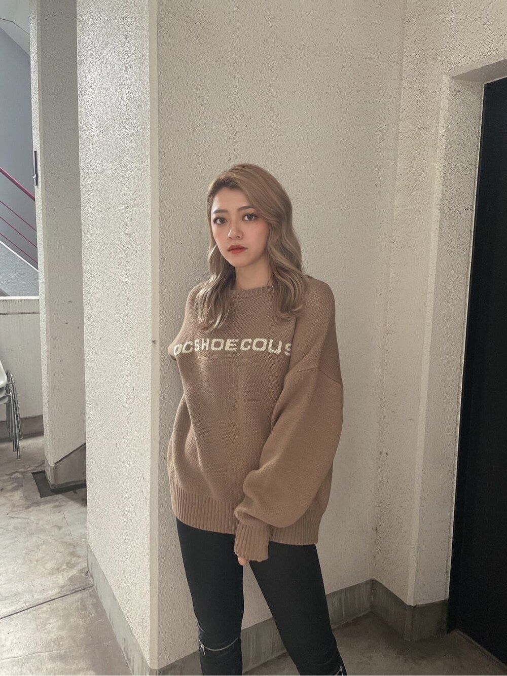 ブラック系のパンプス、ブラック系のその他パンツ、ベージュ系のニット/セーターを着用したレディースの夏コーディネートの3枚目の写真