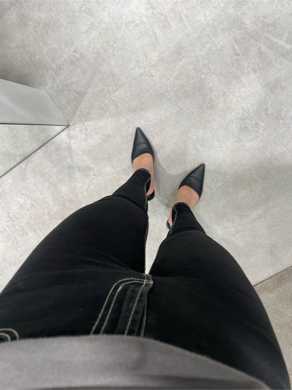 ブラック系のパンプス、グレー系のタンクトップ、ブラック系のデニムパンツを着用したレディースの夏コーディネートの6枚目の写真