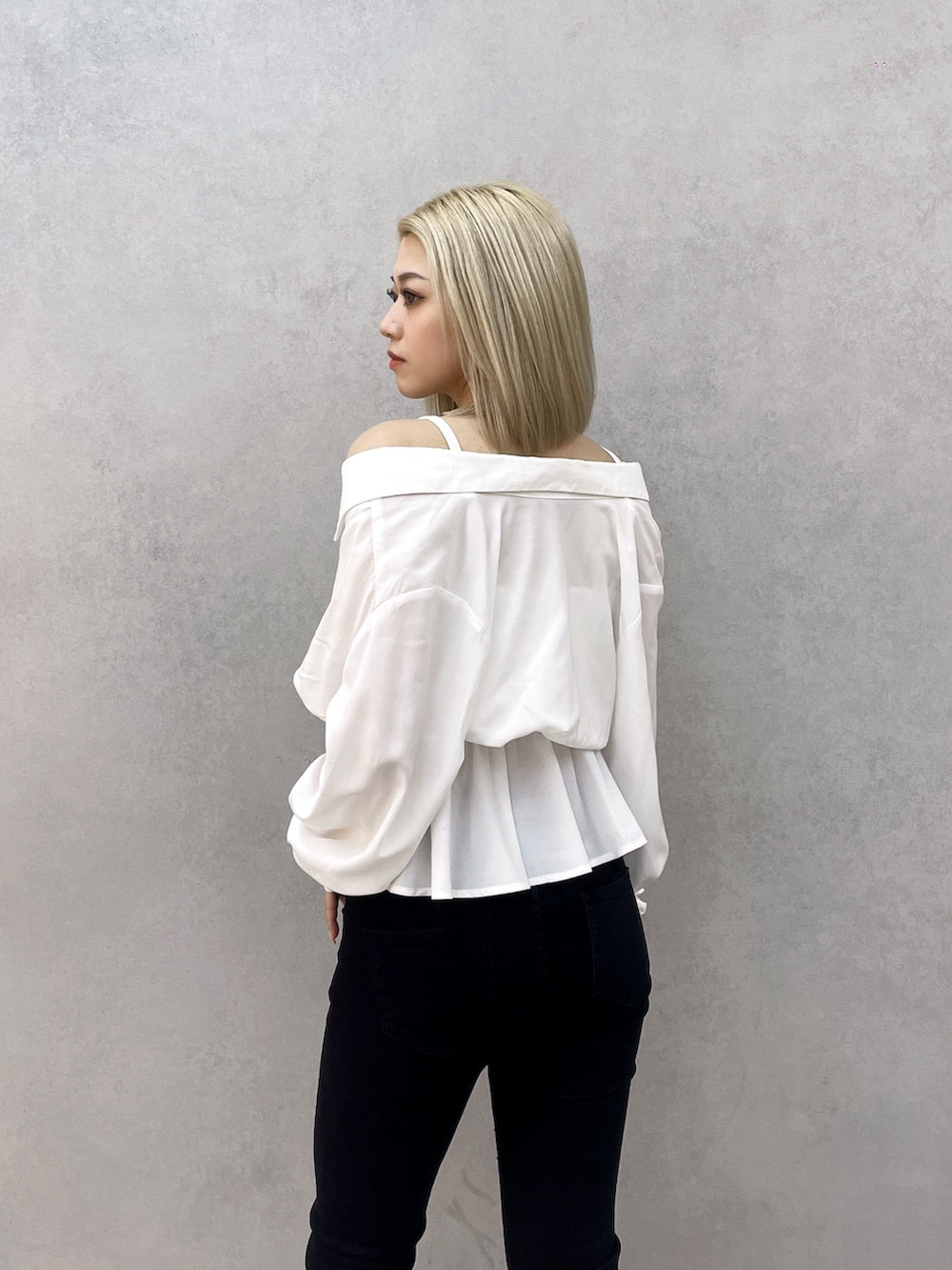 ホワイト系のシャツ/ブラウス、ブラック系のデニムパンツを着用したレディースの冬コーディネートの2枚目の写真