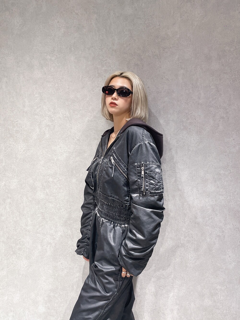 グレー系のブルゾン、グレー系のその他パンツを着用したレディースの秋コーディネートの3枚目の写真