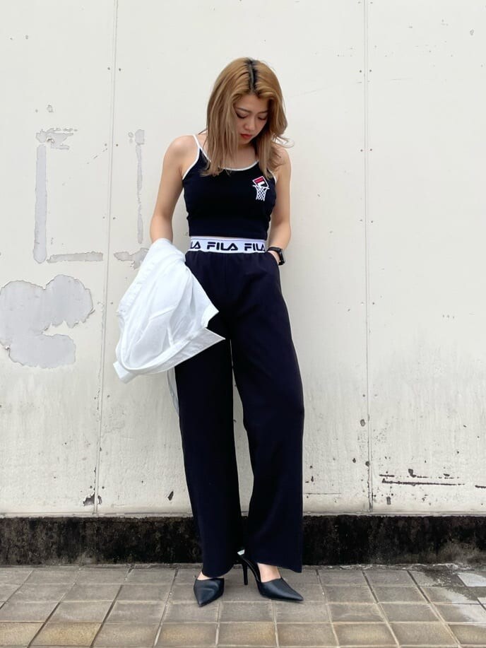 ブラック系のパンプス、ホワイト系のシャツ/ブラウス、ブラック系のその他パンツを着用したレディースの春コーディネートの2枚目の写真