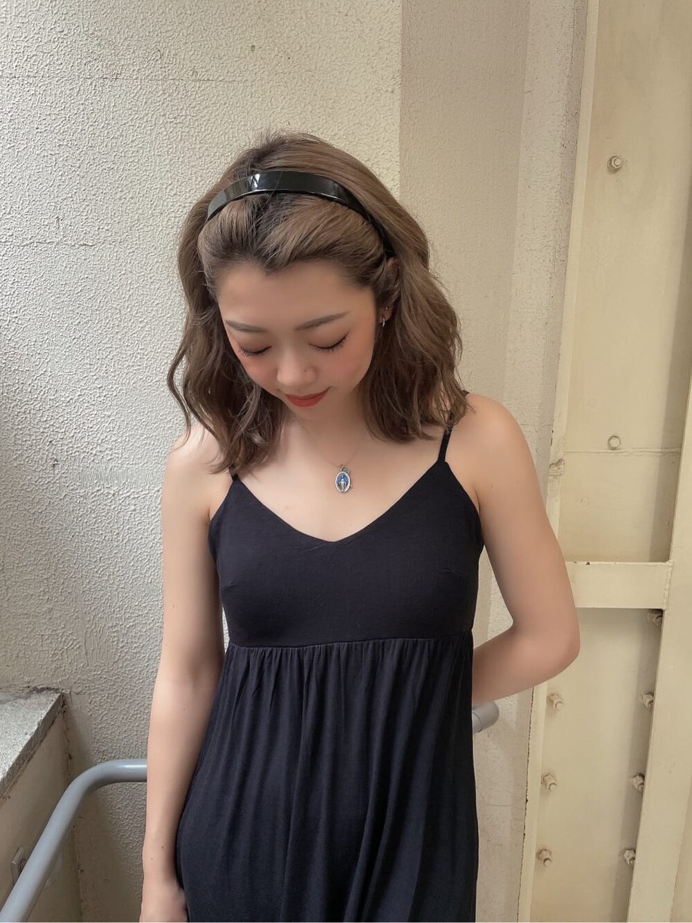 ブラック系のサンダル、ブラック系のワンピース、ホワイト系のTシャツ/カットソーを着用したレディースの夏コーディネートの5枚目の写真