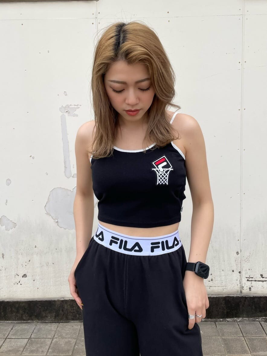 ブラック系のパンプス、ホワイト系のシャツ/ブラウス、ブラック系のその他パンツを着用したレディースの春コーディネートの4枚目の写真