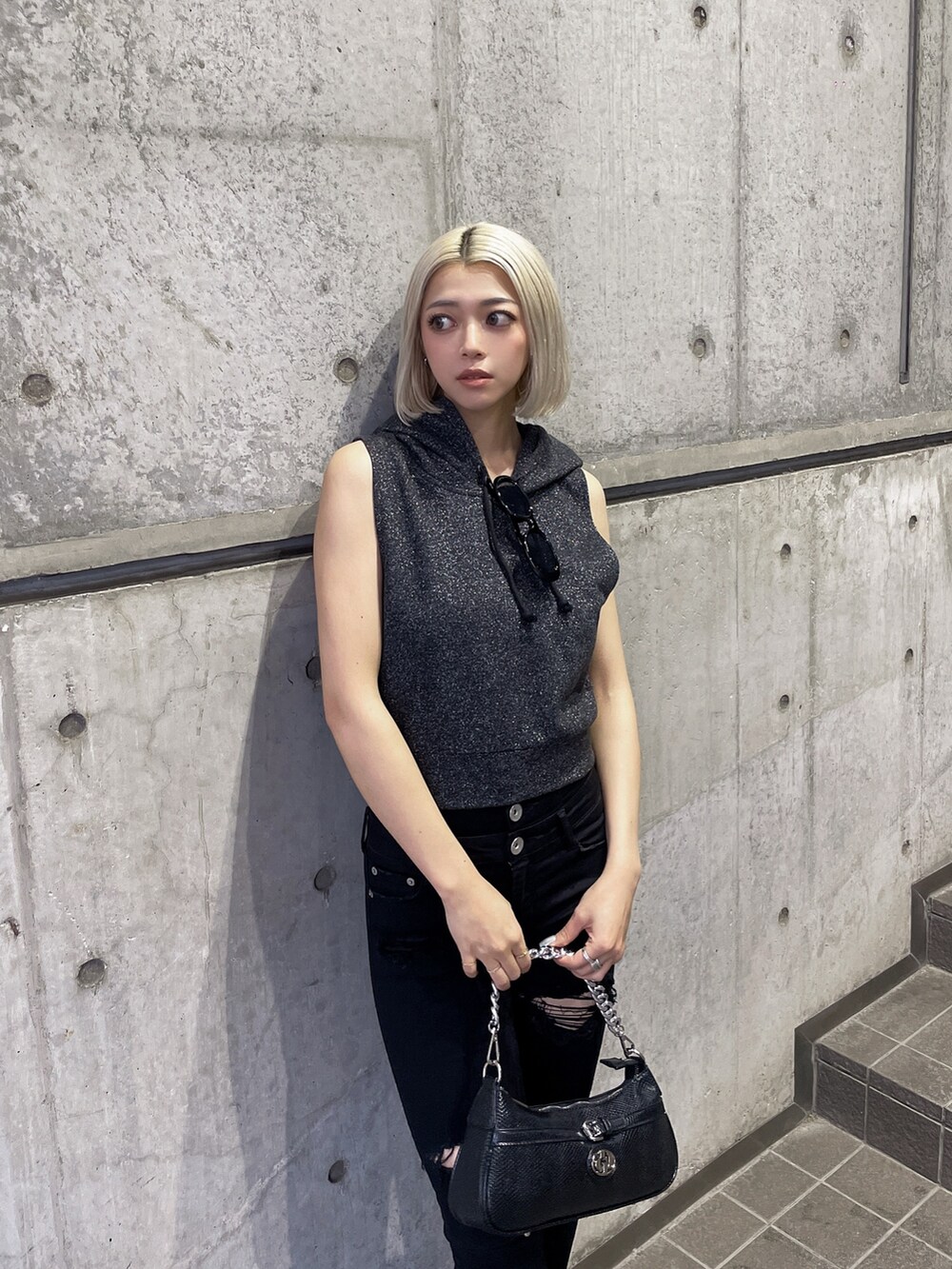 ブラック系のTシャツ/カットソー、ブラック系のデニムパンツ、ブラック系のサンダルを着用したレディースの夏コーディネートの3枚目の写真