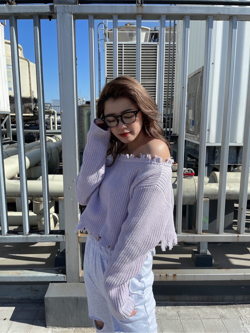 パープル系のニット/セーター、ホワイト系のパンプス、グレー系のその他パンツを着用したレディースの冬コーディネートの5枚目の写真