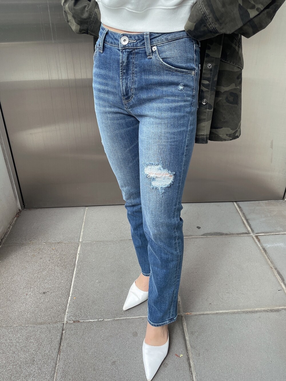 その他のミリタリージャケット、ブルー系のデニムパンツ、ホワイト系のスウェットを着用したレディースの春コーディネートの6枚目の写真