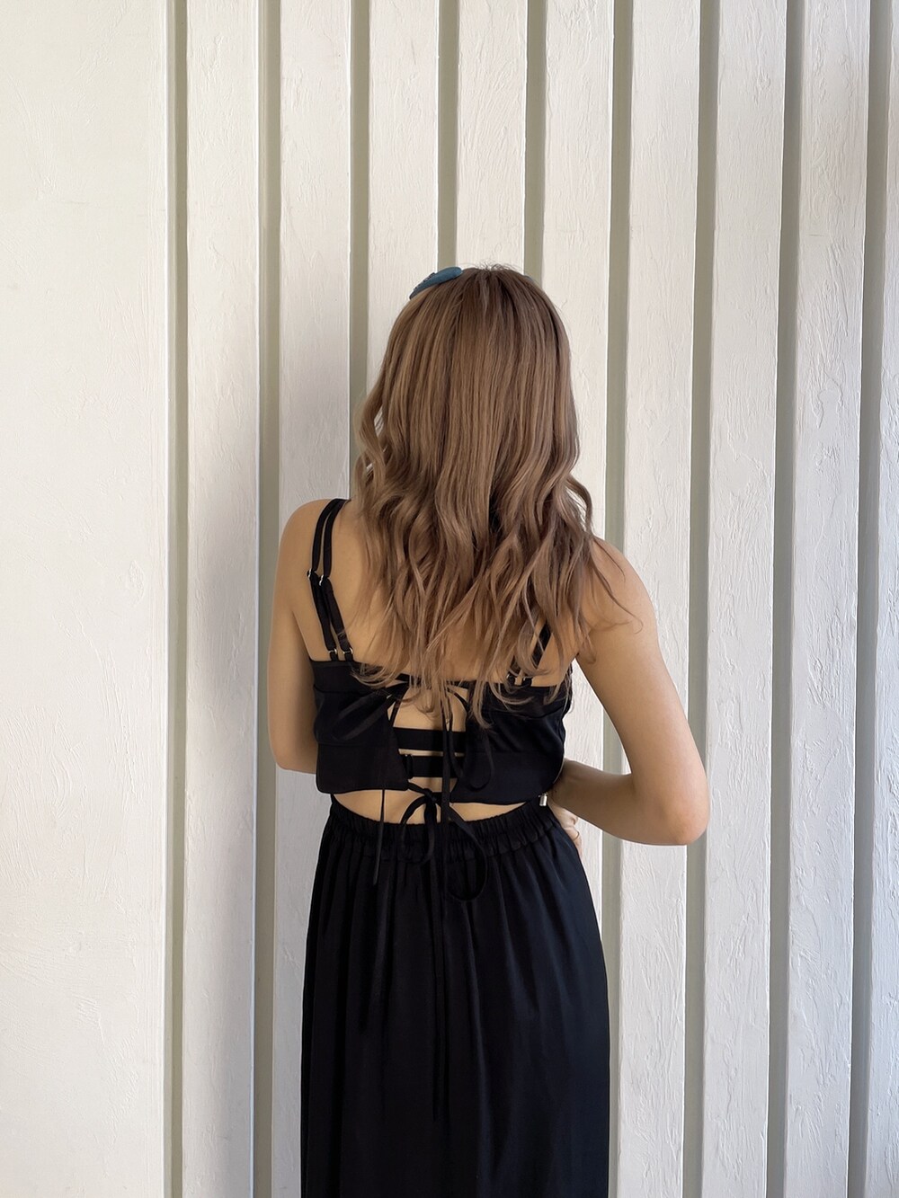 ブラック系のワンピース、ブラック系のサンダル、ブルー系のバレッタ/ヘアクリップを着用したレディースの春コーディネートの5枚目の写真