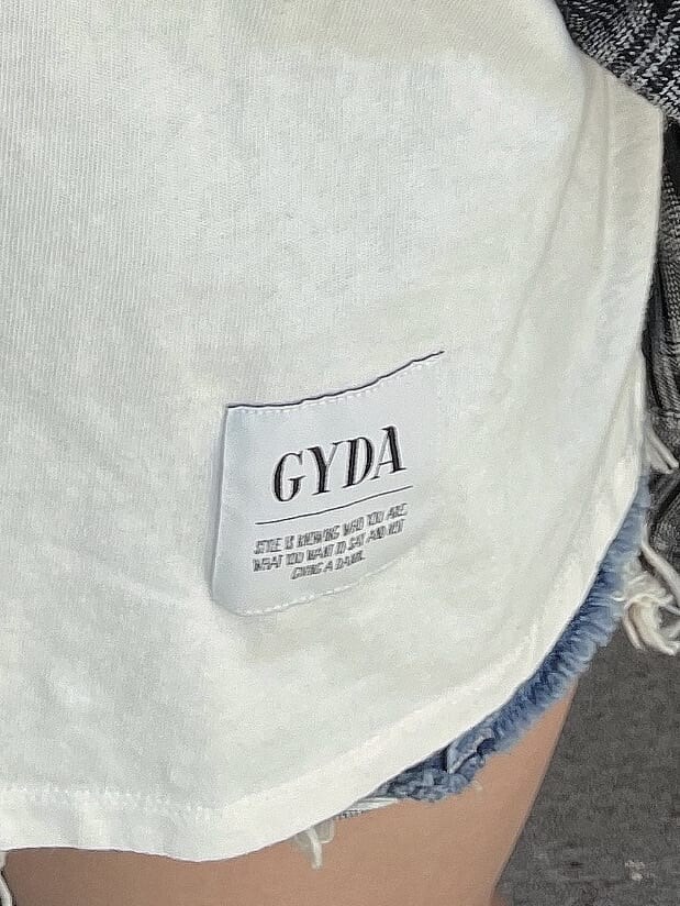 ブラック系のシャツ/ブラウス、ブラック系のブーツ、ホワイト系のTシャツ/カットソーを着用したレディースの夏コーディネートの8枚目の写真