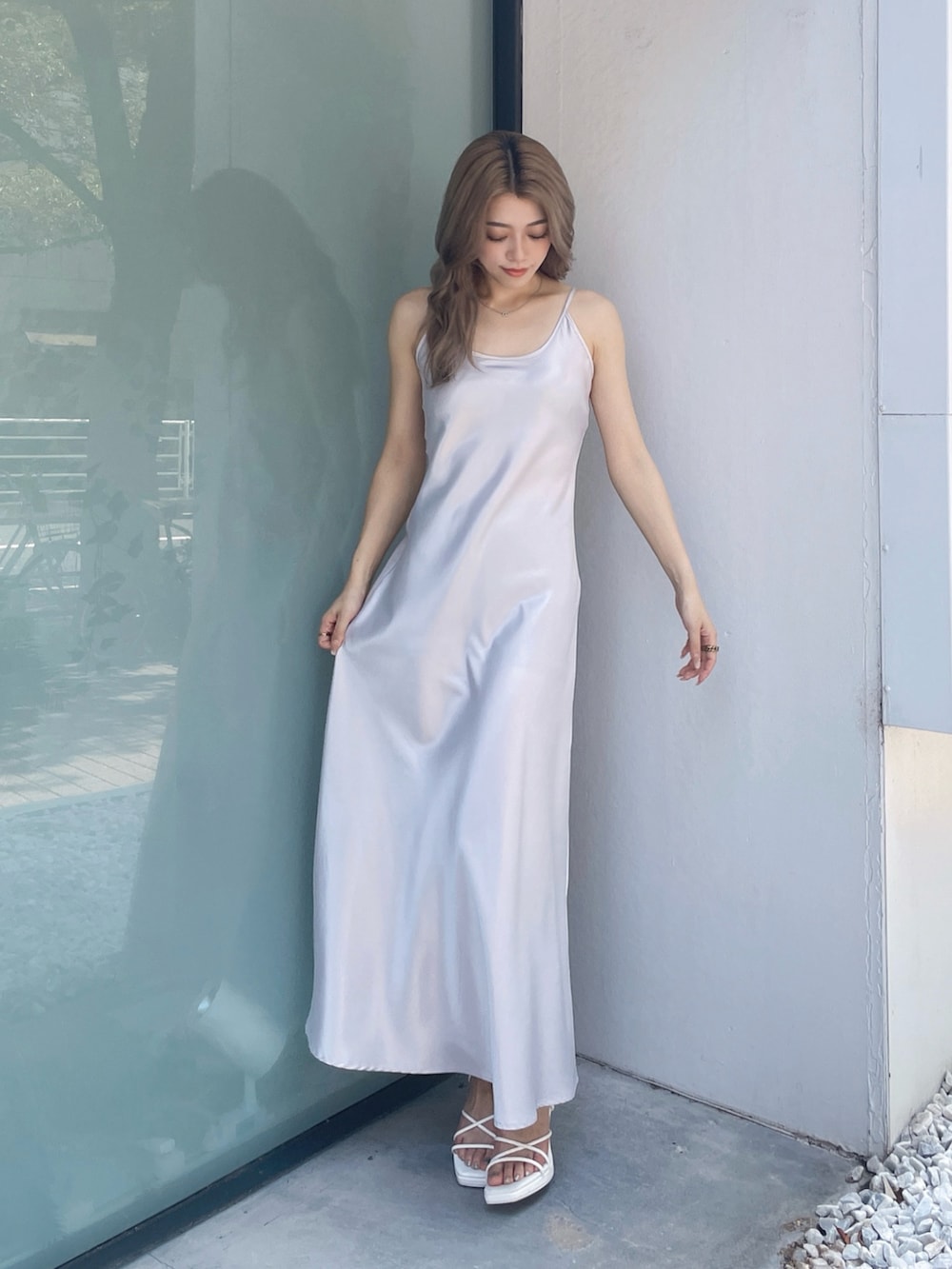 グレー系のワンピース、ホワイト系のサンダルを着用したレディースの夏コーディネートの2枚目の写真