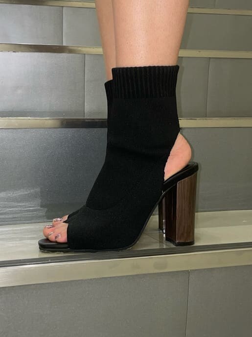 ブラック系のブーツ、ブラック系のキャミソール、ベージュ系のテーラードジャケットを着用したレディースの夏コーディネートの8枚目の写真