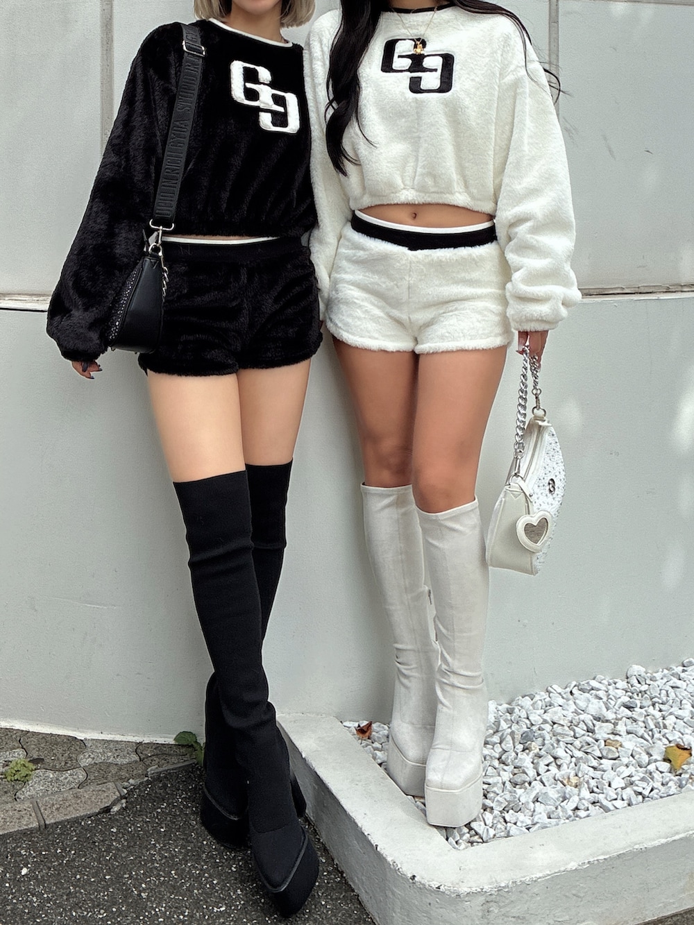 ブラック系のTシャツ/カットソー、ホワイト系のTシャツ/カットソー、ホワイト系のその他パンツを着用したレディースの冬コーディネートの2枚目の写真