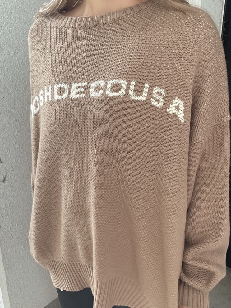 ブラック系のパンプス、ブラック系のその他パンツ、ベージュ系のニット/セーターを着用したレディースの夏コーディネートの5枚目の写真