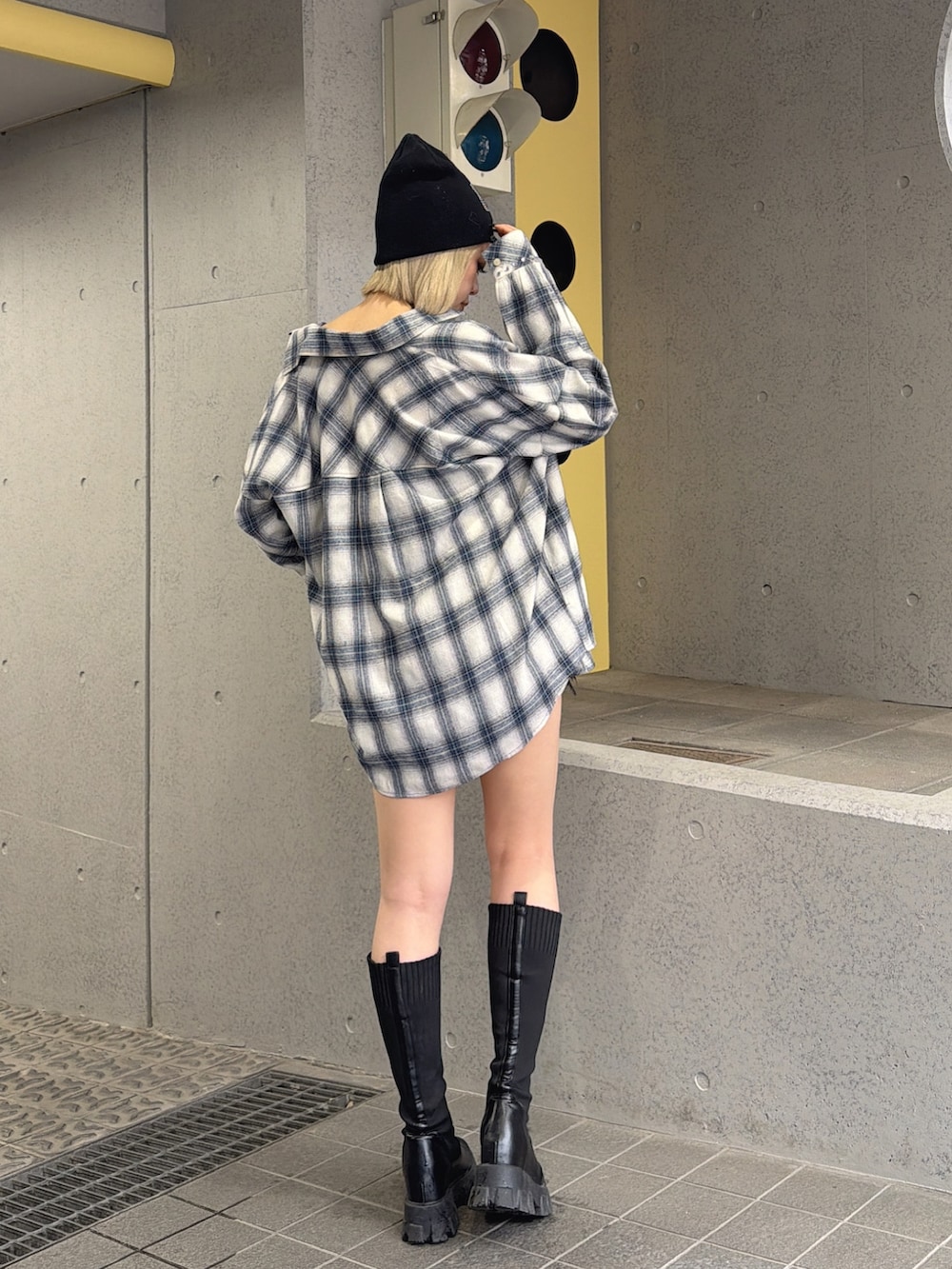 ブルー系のシャツ/ブラウス、ブラック系のデニムパンツ、ブラック系のニットキャップ/ビーニーを着用したレディースの春コーディネートの3枚目の写真