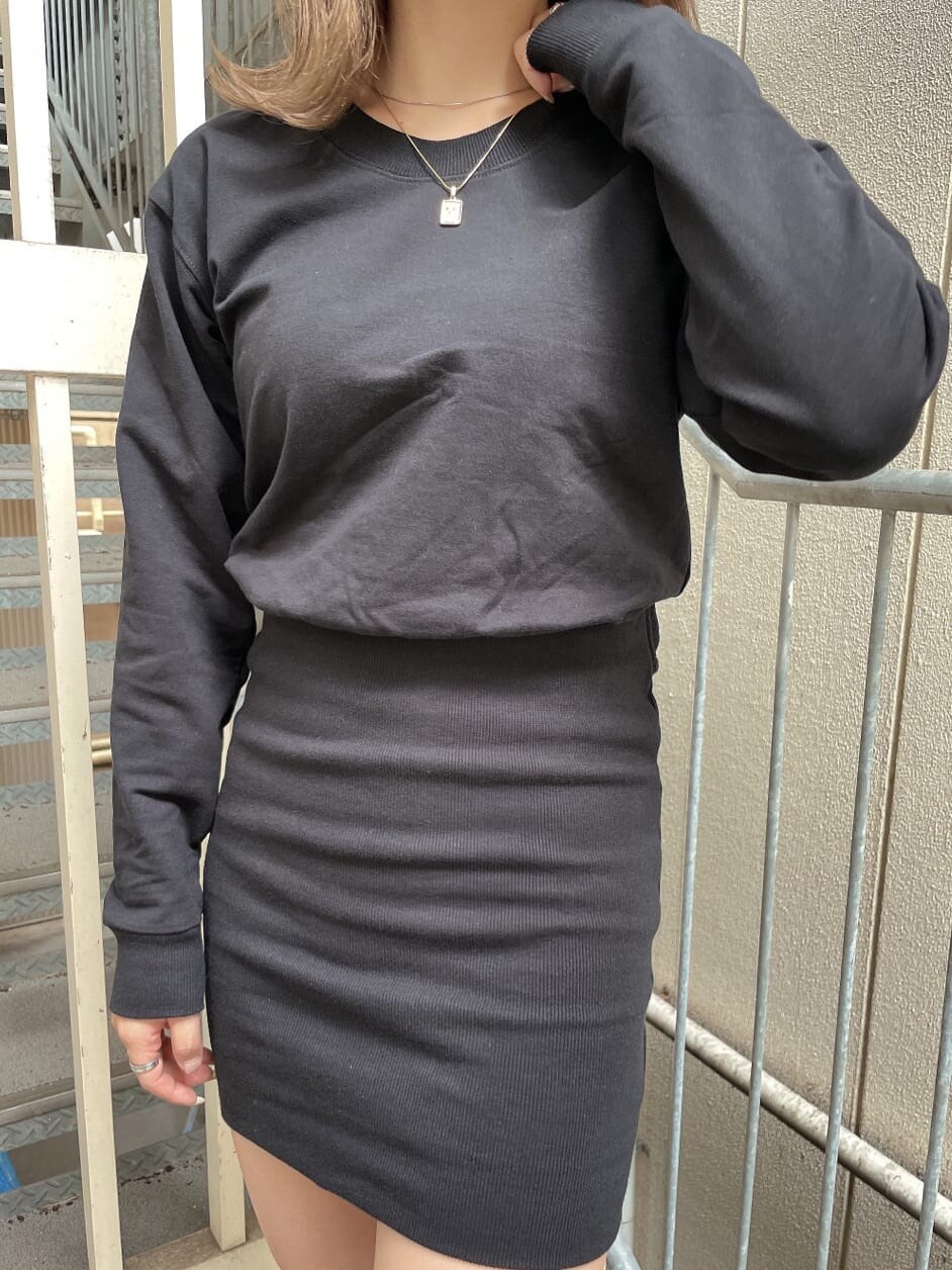 ベージュ系のMA-1、ブラック系のワンピース、ブラック系のブーツを着用したレディースの秋コーディネートの3枚目の写真