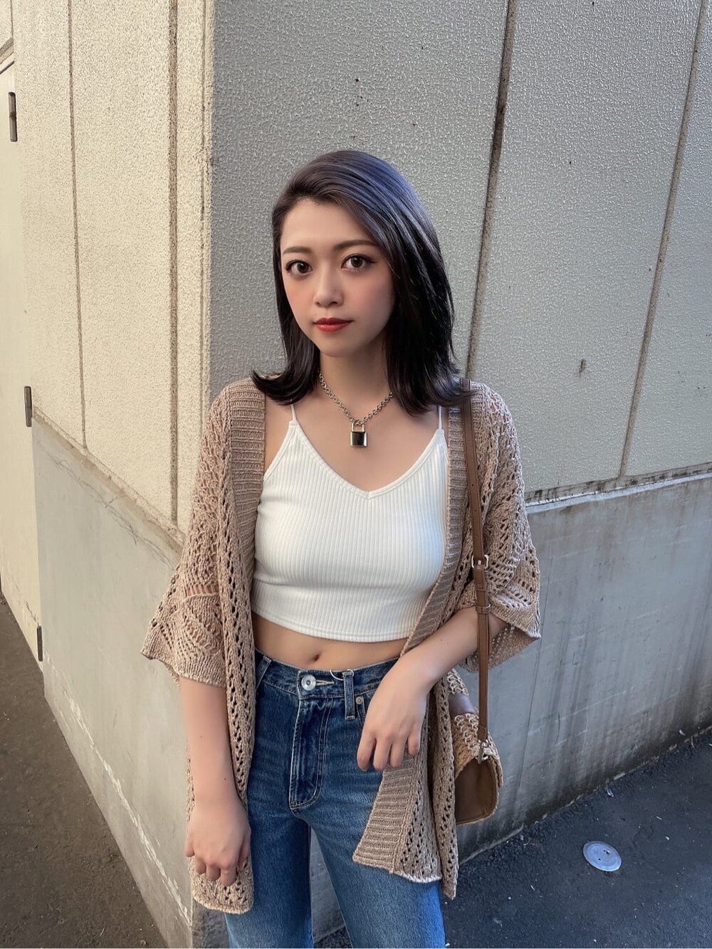 ベージュ系のサンダル、ブルー系のデニムパンツ、ベージュ系のカーディガン/ボレロを着用したレディースの夏コーディネートの7枚目の写真