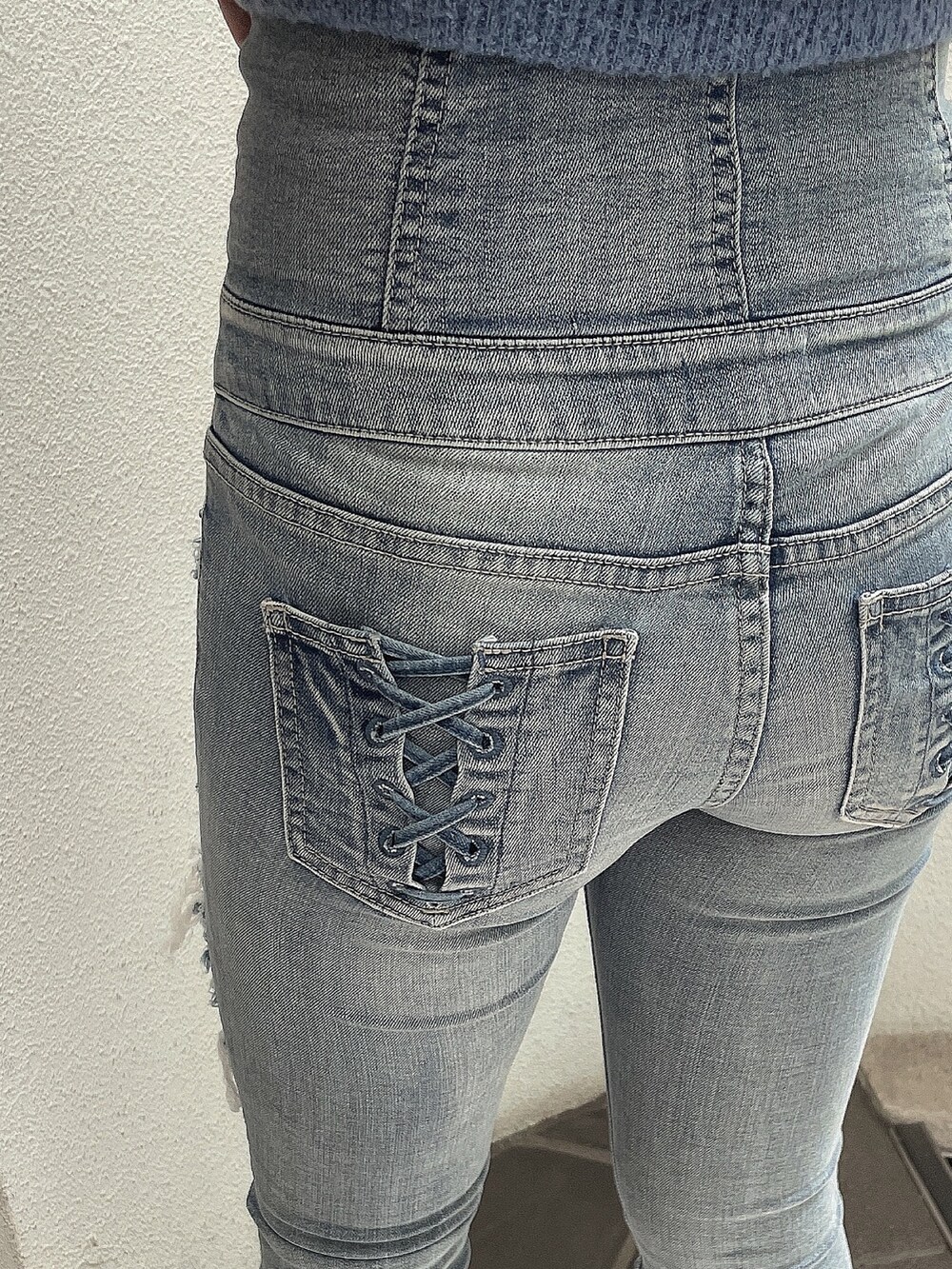 ブルー系のニット/セーター、ブルー系のデニムパンツ、ホワイト系のサンダルを着用したレディースの夏コーディネートの7枚目の写真