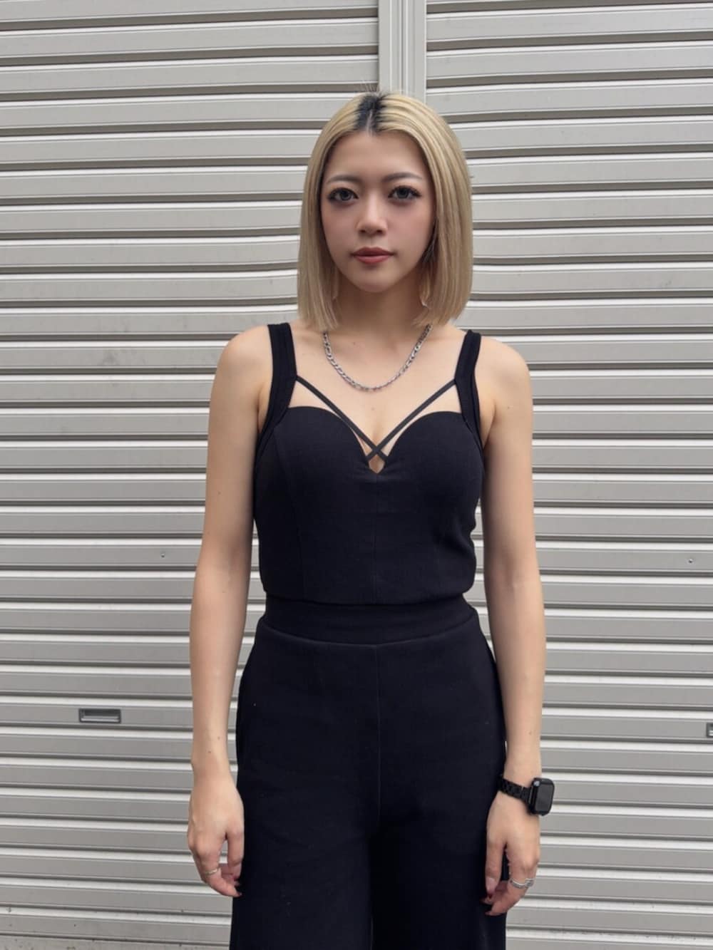 ブラック系のサンダル、ブラック系のつなぎ/オールインワンを着用したレディースの夏コーディネートの4枚目の写真