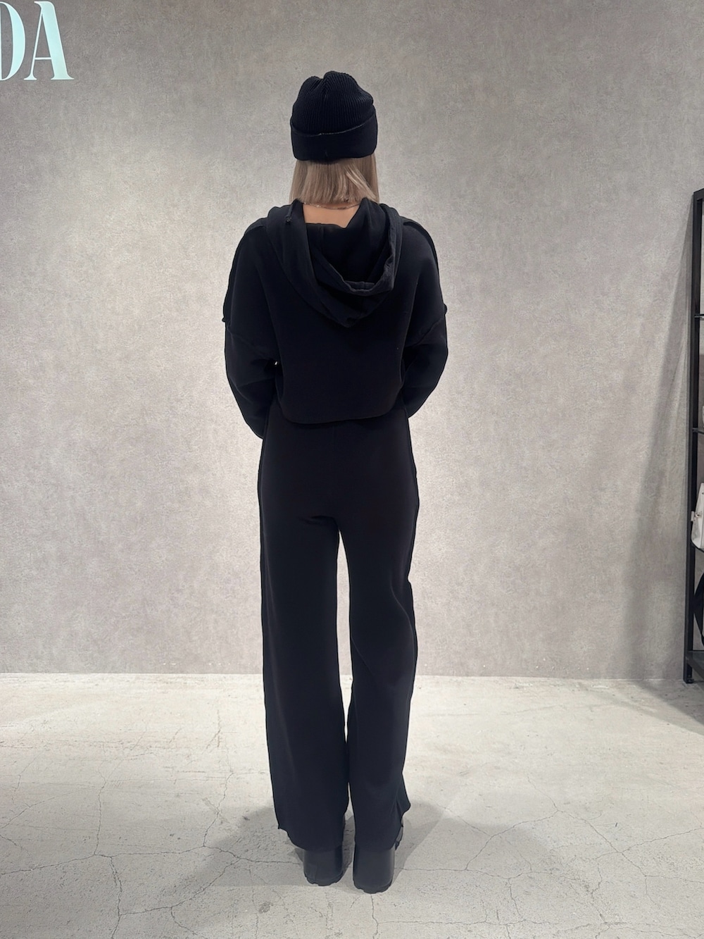 ブラック系のその他パンツ、ブラック系のブーツ、ブラック系のTシャツ/カットソーを着用したレディースの夏コーディネートの3枚目の写真