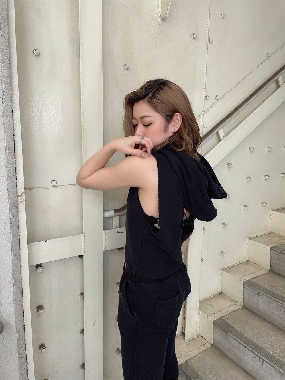 ブラック系のその他パンツ、ブラック系のパンプス、ブラック系のパーカーを着用したレディースの春コーディネートの4枚目の写真