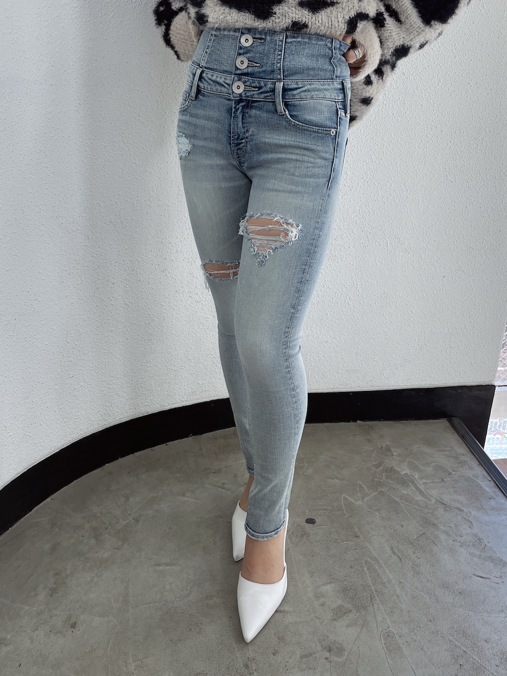 ベージュ系のニット/セーター、ブルー系のデニムパンツ、ホワイト系のパンプスを着用したレディースの冬コーディネートの5枚目の写真