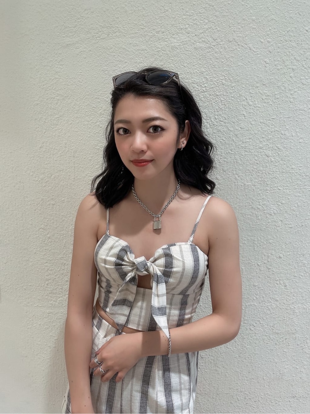 ブラウン系のサンダル、その他のシャツ/ブラウス、その他のその他パンツを着用したレディースの夏コーディネートの4枚目の写真