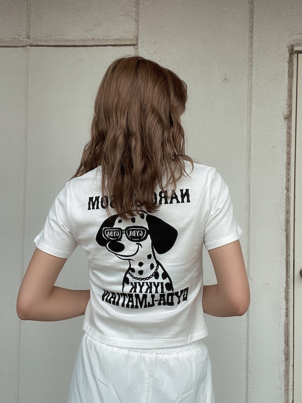 ホワイト系のカーゴパンツ、ホワイト系のTシャツ/カットソーを着用したレディースの夏コーディネートの3枚目の写真