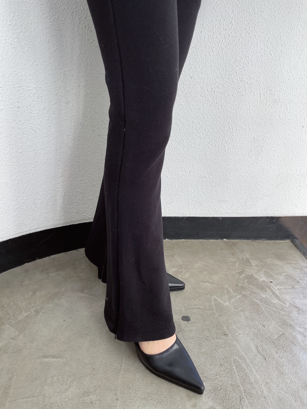 グレー系のスウェット、ブラック系のスウェットパンツ、ブラック系のパンプスを着用したレディースの冬コーディネートの6枚目の写真