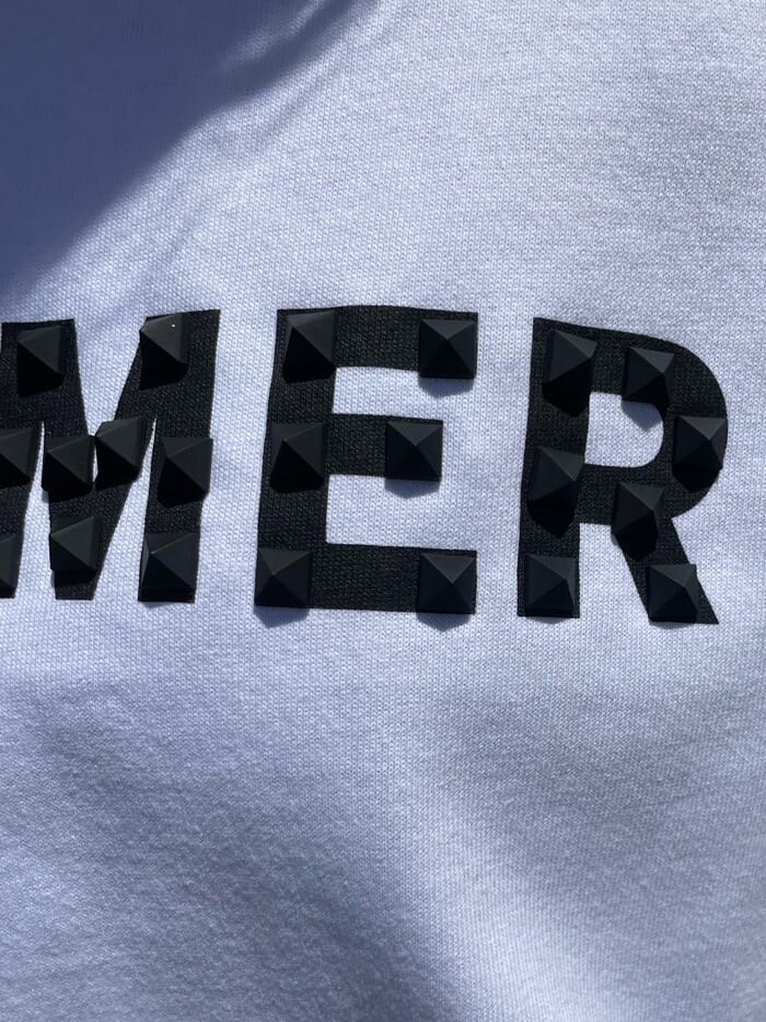 ブラック系のブーツ、グレー系のスカート、ホワイト系のTシャツ/カットソーを着用したレディースの夏コーディネートの6枚目の写真