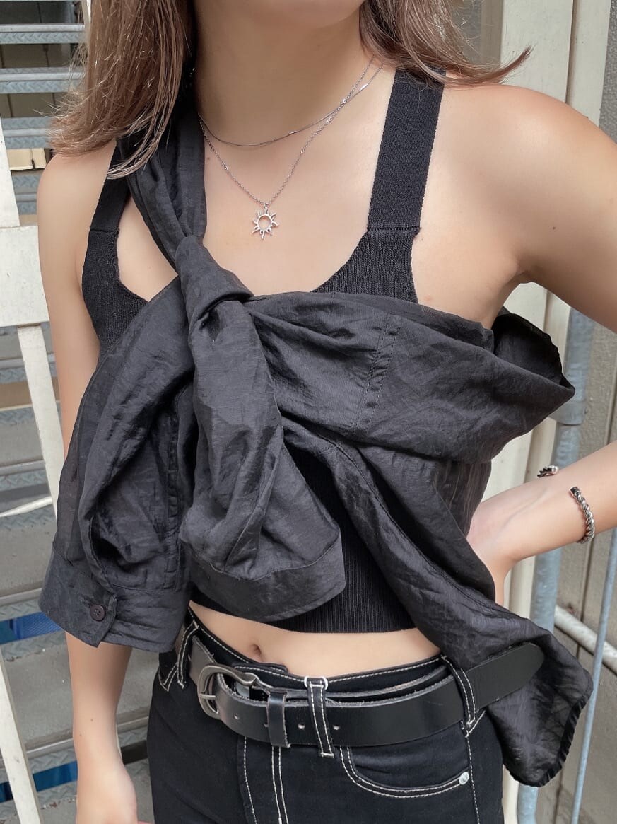 ブラック系のシャツ/ブラウス、ブラック系のパンプス、ブラック系のデニムパンツを着用したレディースの夏コーディネートの3枚目の写真