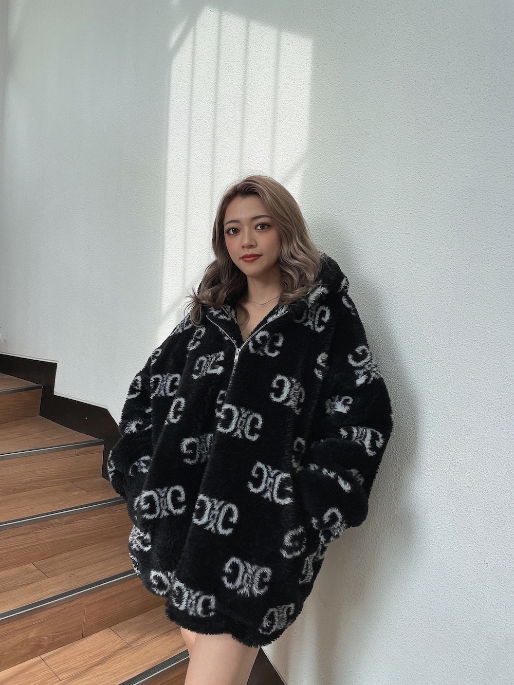 ブラック系のニット/セーター、ブラック系のブルゾン、ブラック系のブーツを着用したレディースの秋コーディネートの4枚目の写真