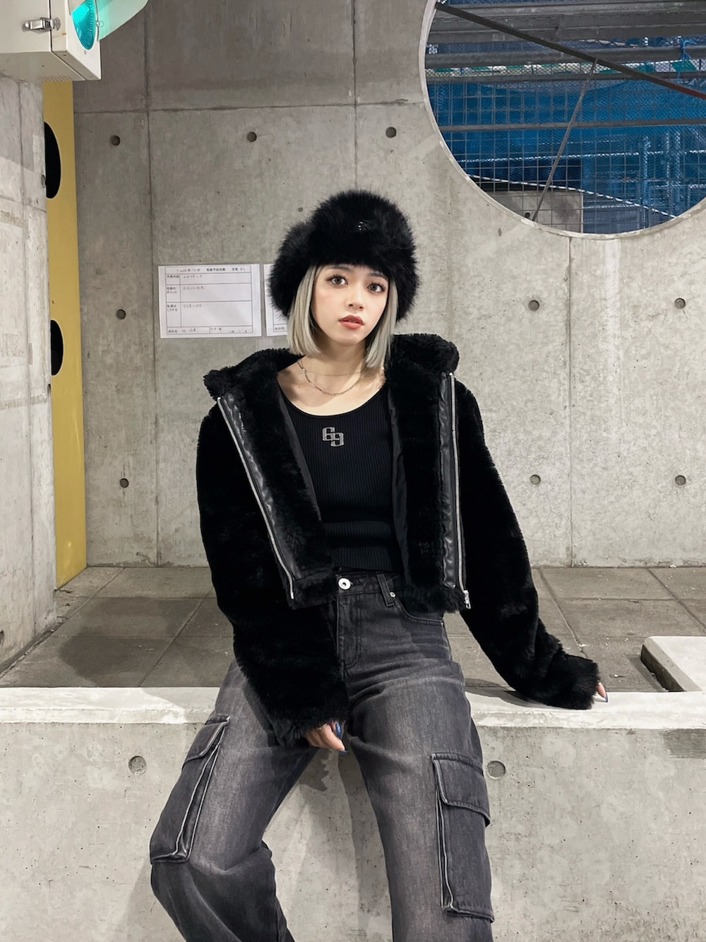ブラック系のブルゾン、ブラック系のニット/セーター、ブラック系のデニムパンツを着用したレディースの秋コーディネートの4枚目の写真