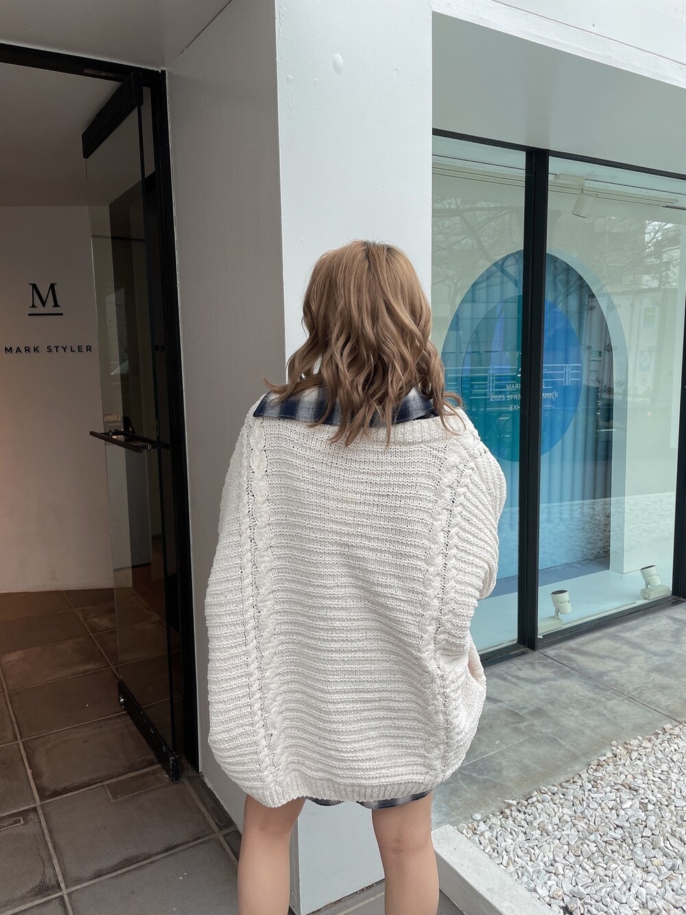 ホワイト系のカーディガン/ボレロ、ブルー系のシャツ/ブラウス、ブルー系のデニムパンツを着用したレディースの春コーディネートの5枚目の写真