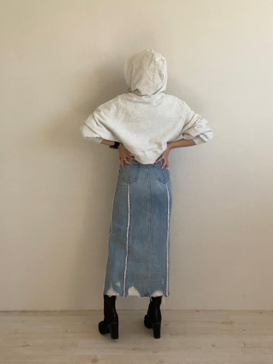 ブラック系のブーツ、グレー系のパーカー、ブルー系のデニムスカートを着用したレディースの冬コーディネートの3枚目の写真