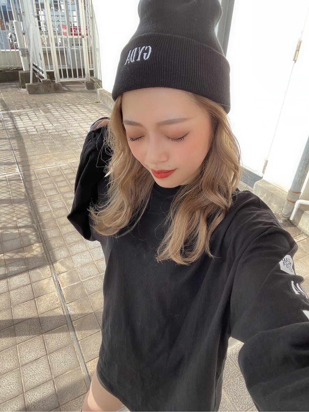 ブラック系のTシャツ/カットソー、ブラック系のその他雑貨を着用したレディースの秋コーディネートの3枚目の写真