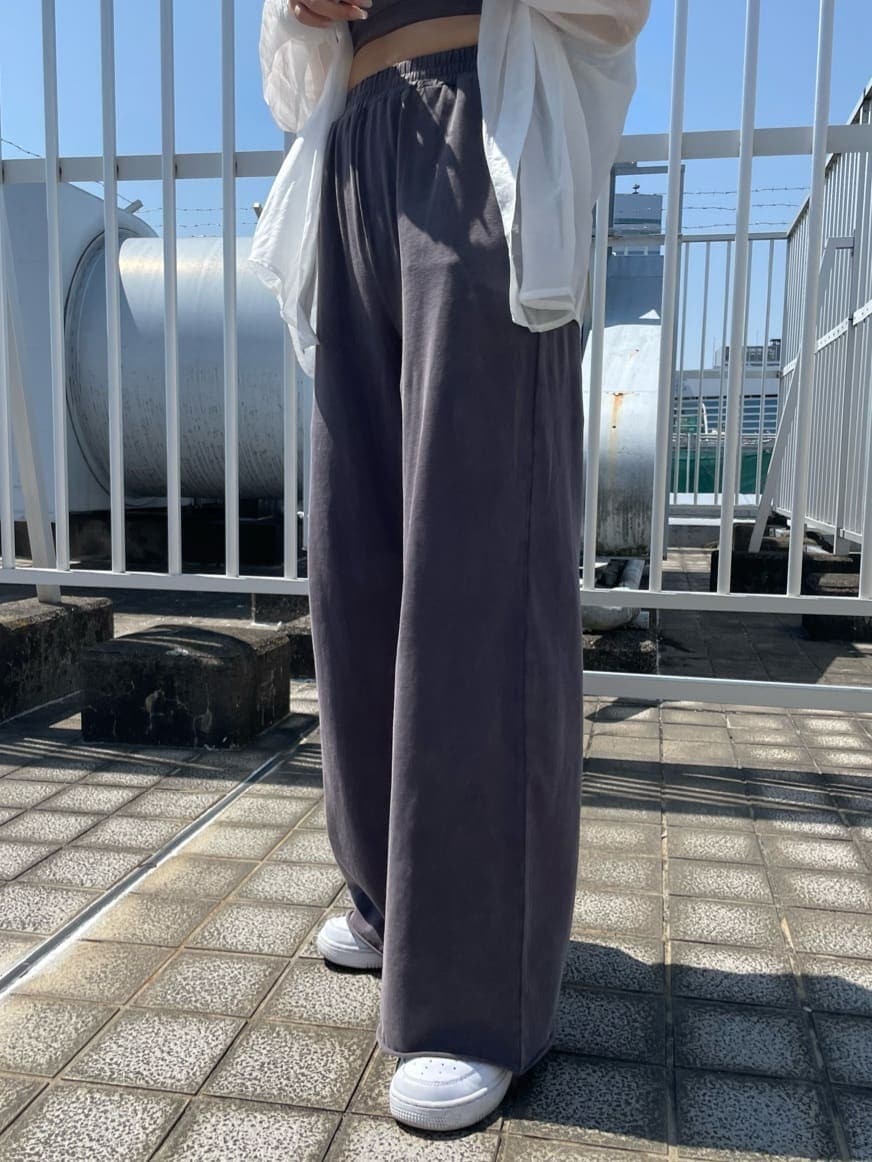 ホワイト系のシャツ/ブラウス、グレー系のその他パンツ、グレー系のキャミソールを着用したレディースの春コーディネートの6枚目の写真