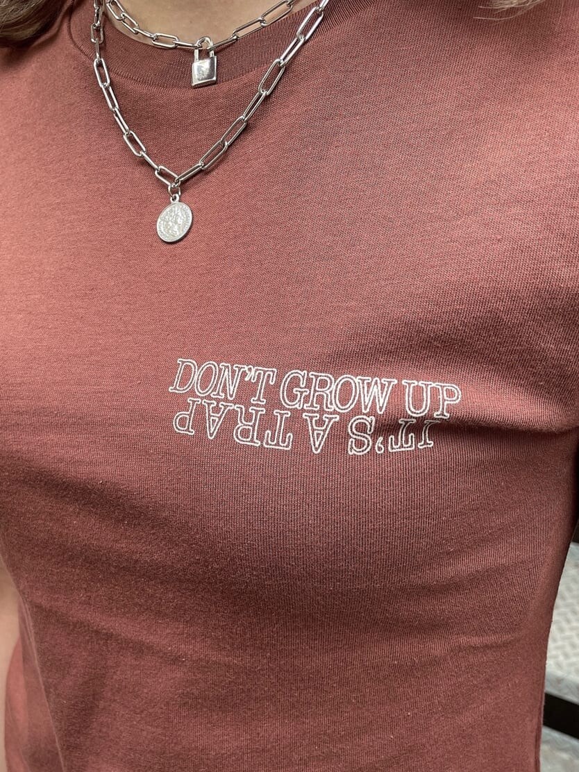 ベージュ系のサンダル、ブラウン系のTシャツ/カットソー、グレー系のデニムスカートを着用したレディースの夏コーディネートの5枚目の写真