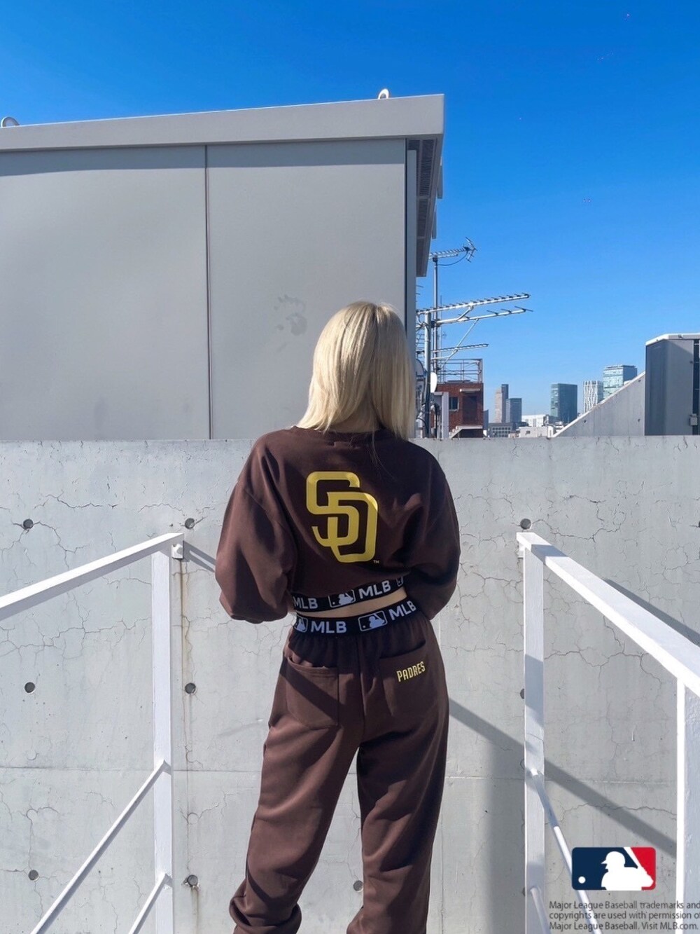 ブラック系のブーツ、ブラウン系のスウェットパンツ、ブラウン系のスウェットを着用したレディースの冬コーディネートの5枚目の写真