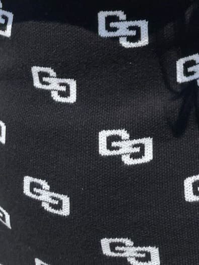 ブラック系のパンプス、ブラック系のワンピース、ホワイト系のシャツ/ブラウスを着用したレディースの春コーディネートの6枚目の写真