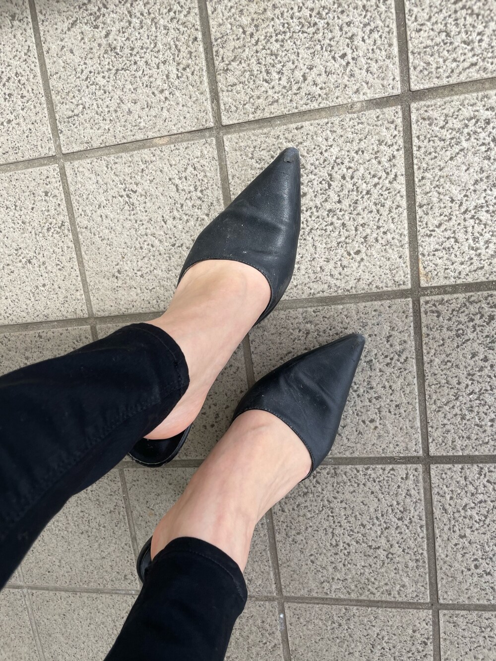 ブラック系のデニムパンツ、その他のニット/セーター、ブラック系のパンプスを着用したレディースの春コーディネートの7枚目の写真