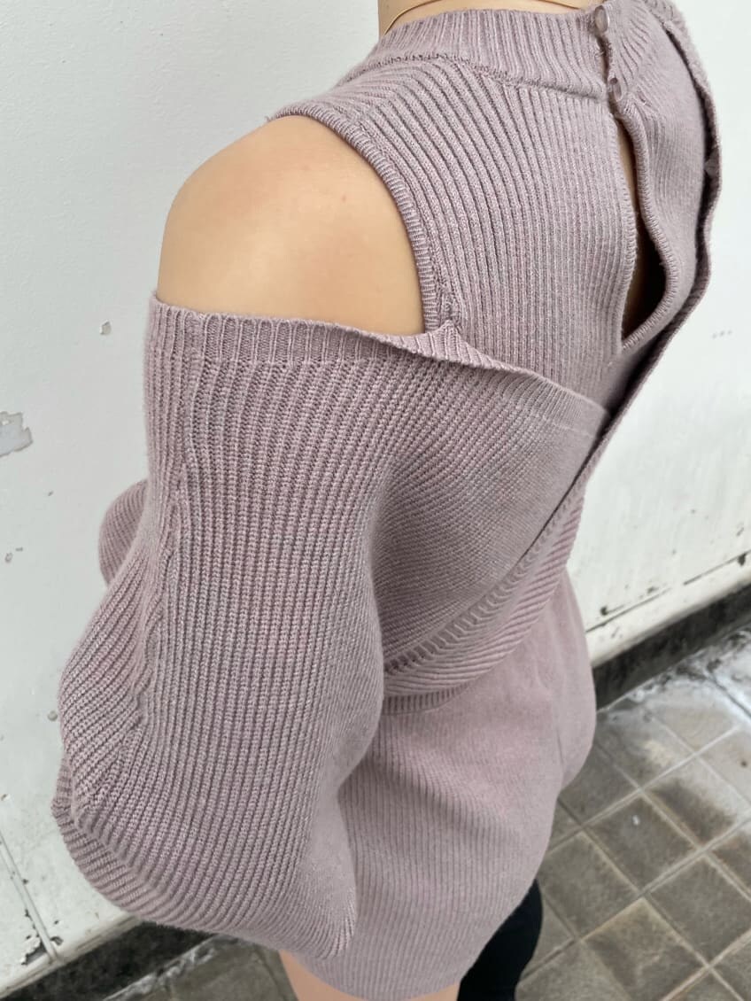 ベージュ系のつなぎ/オールインワンを着用したレディースの秋コーディネートの6枚目の写真