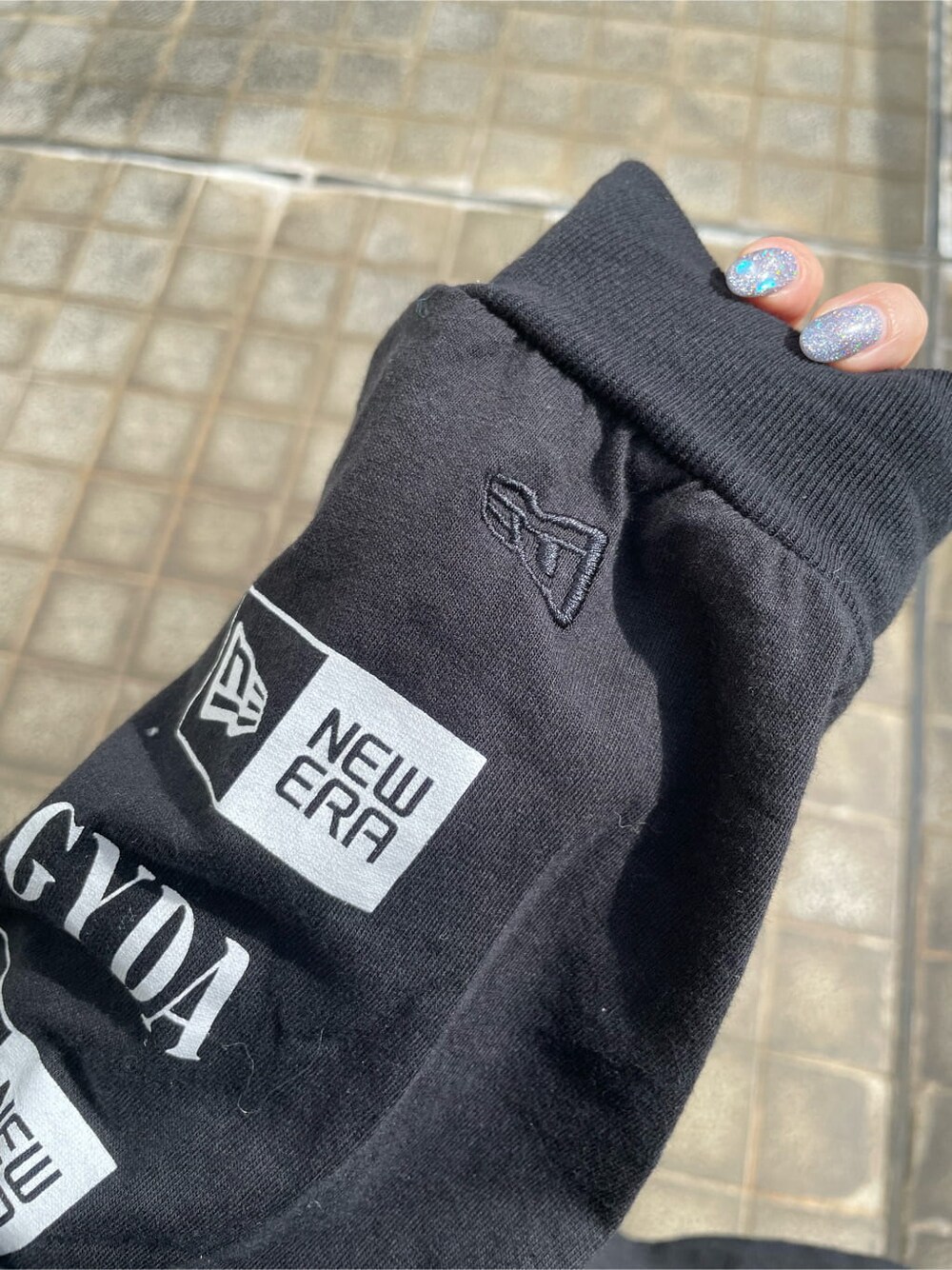 ブラック系のTシャツ/カットソー、ブラック系のその他雑貨を着用したレディースの秋コーディネートの6枚目の写真