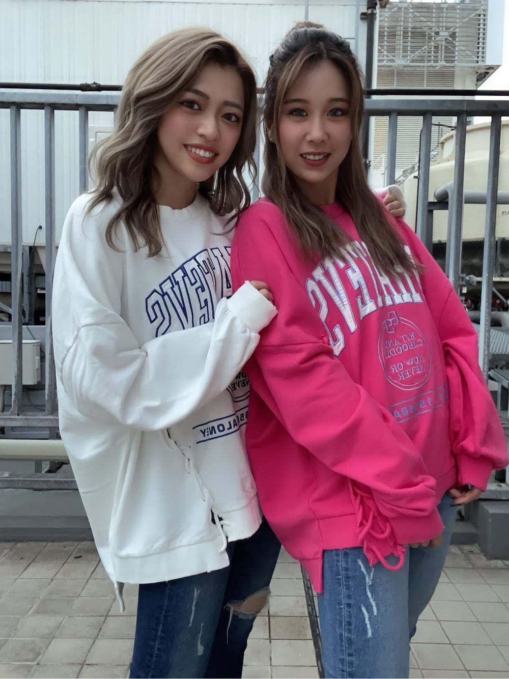 ブルー系のデニムパンツ、ホワイト系のスウェット、ピンク系のスウェットを着用したレディースの秋コーディネートの4枚目の写真