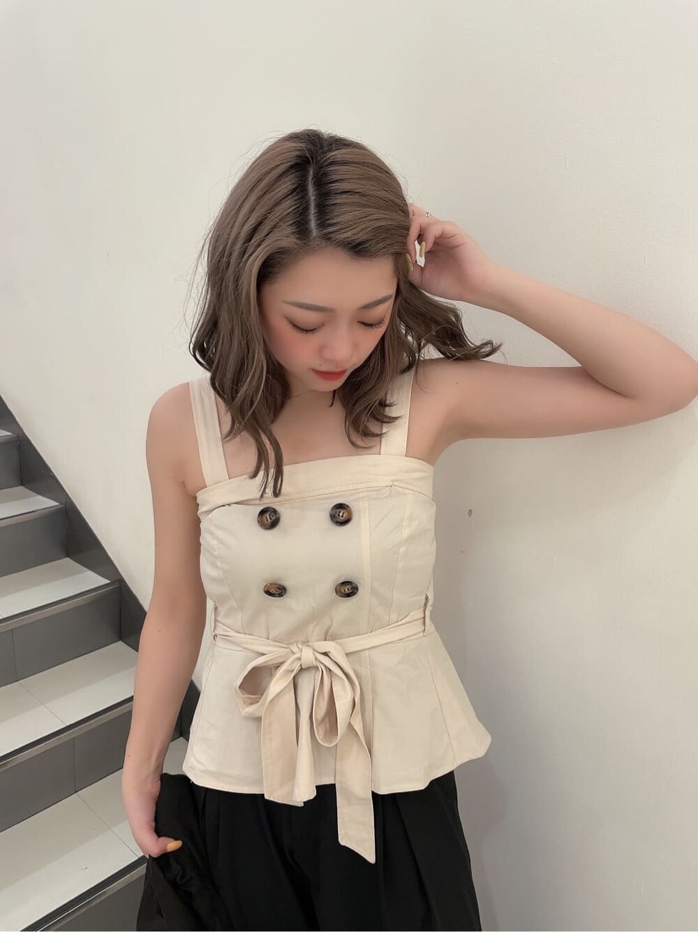 ブラック系のシャツ/ブラウス、ホワイト系のシャツ/ブラウス、ブラック系のスラックスを着用したレディースの夏コーディネートの4枚目の写真