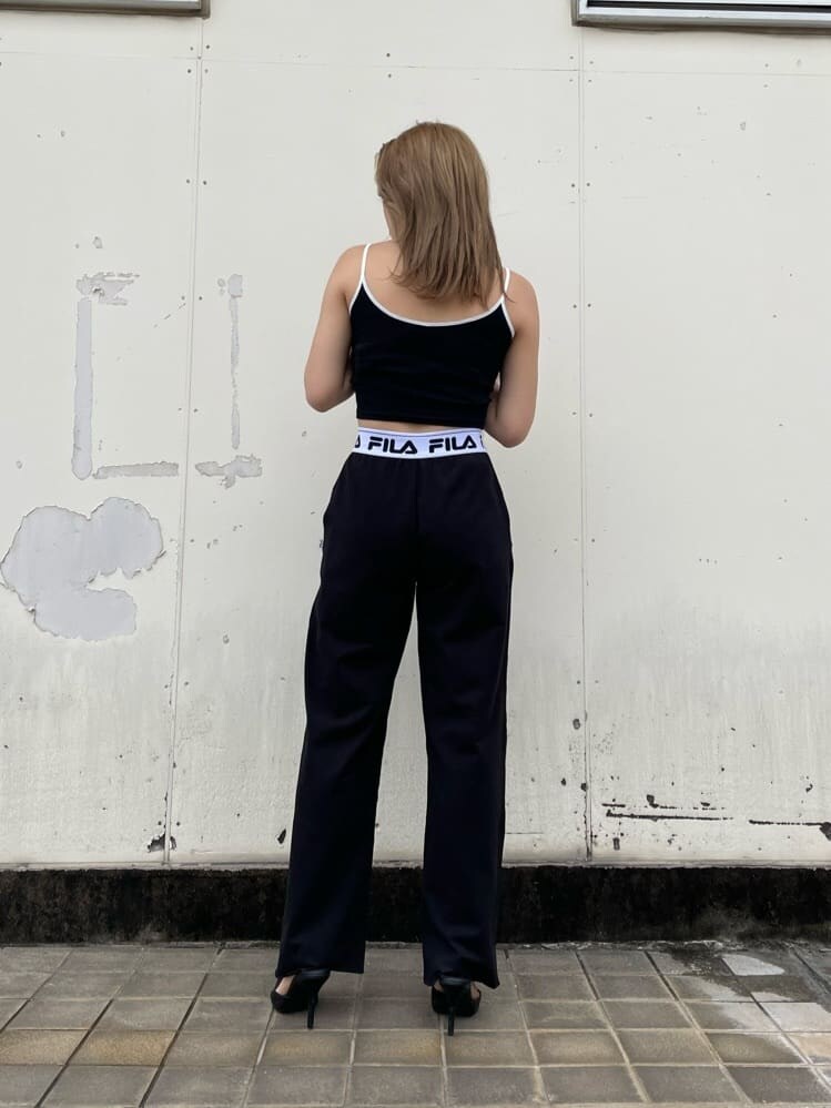 ブラック系のパンプス、ホワイト系のシャツ/ブラウス、ブラック系のその他パンツを着用したレディースの春コーディネートの3枚目の写真