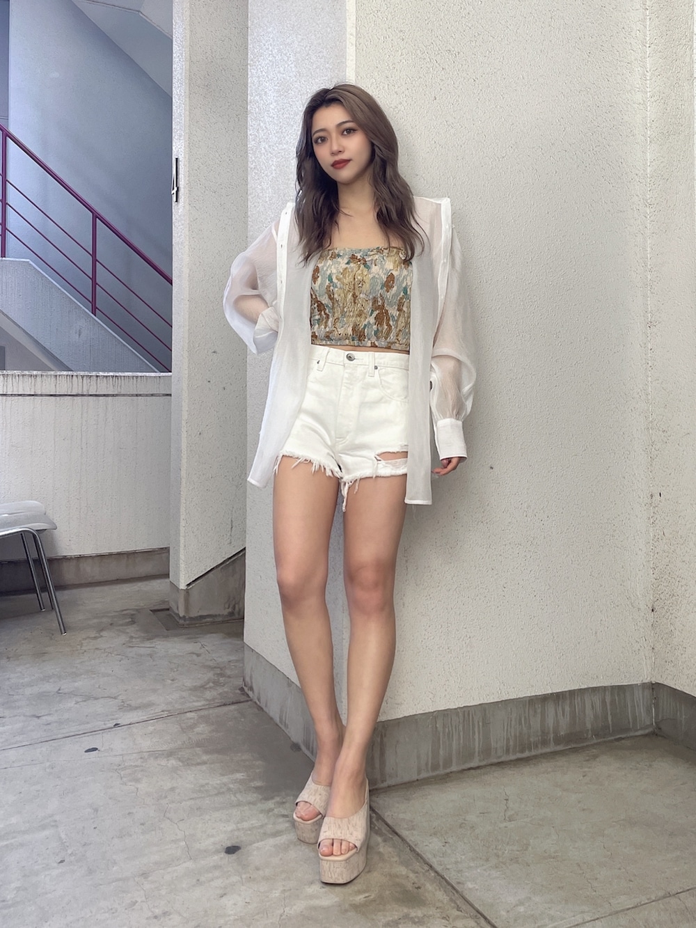 ホワイト系のシャツ/ブラウス、ホワイト系のチューブトップ、ホワイト系のデニムパンツを着用したレディースの春コーディネートの2枚目の写真