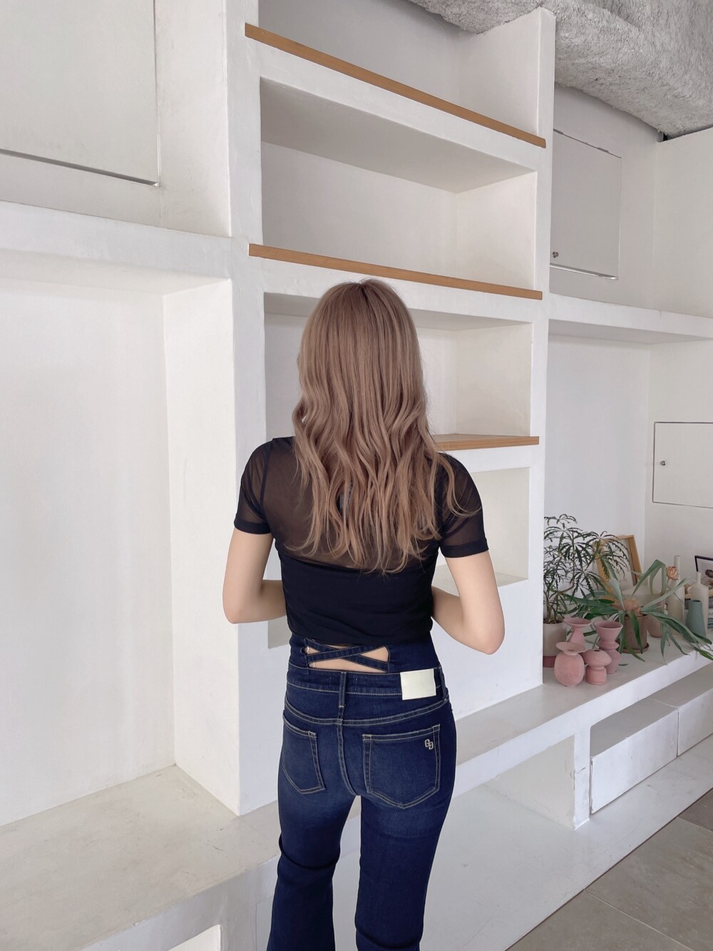 ブラック系のTシャツ/カットソー、ブラック系のチューブトップ、ブルー系のデニムパンツを着用したレディースの夏コーディネートの5枚目の写真